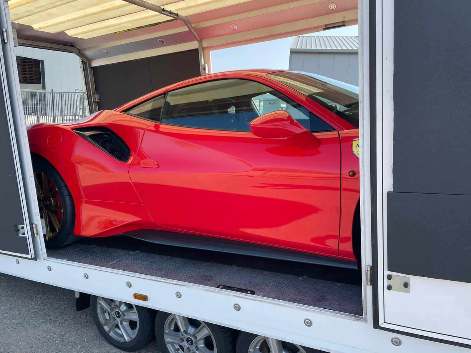 Ferrari in gesloten autotransporter van Dreesmann